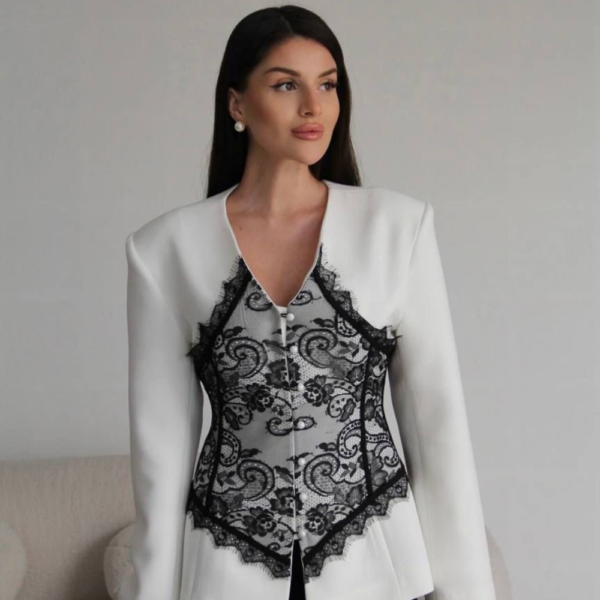 Blazer in Weiss mit Knöpfen und Spitzen