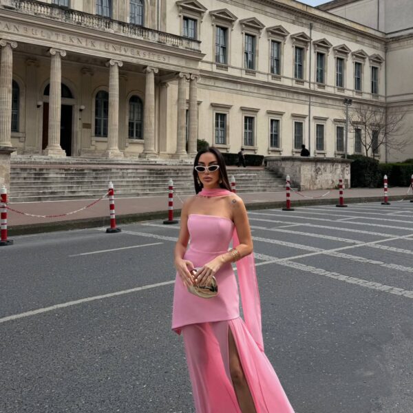 Elegantes Kleid mit passendem Foulard Pink