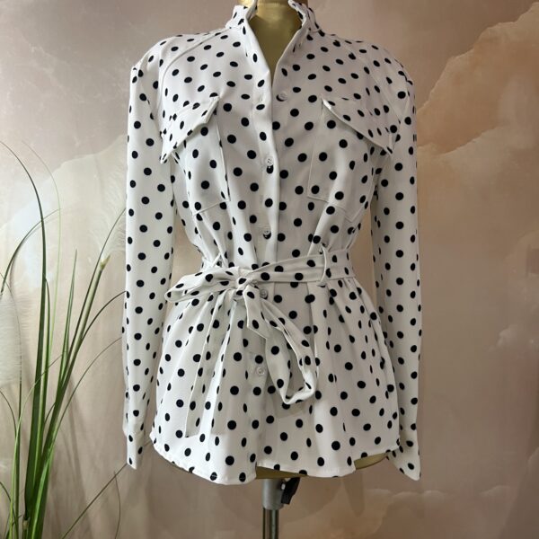 Polka Dot Bluse mit Gürtel | Elegante Damenbluse Weiß-Schwarz